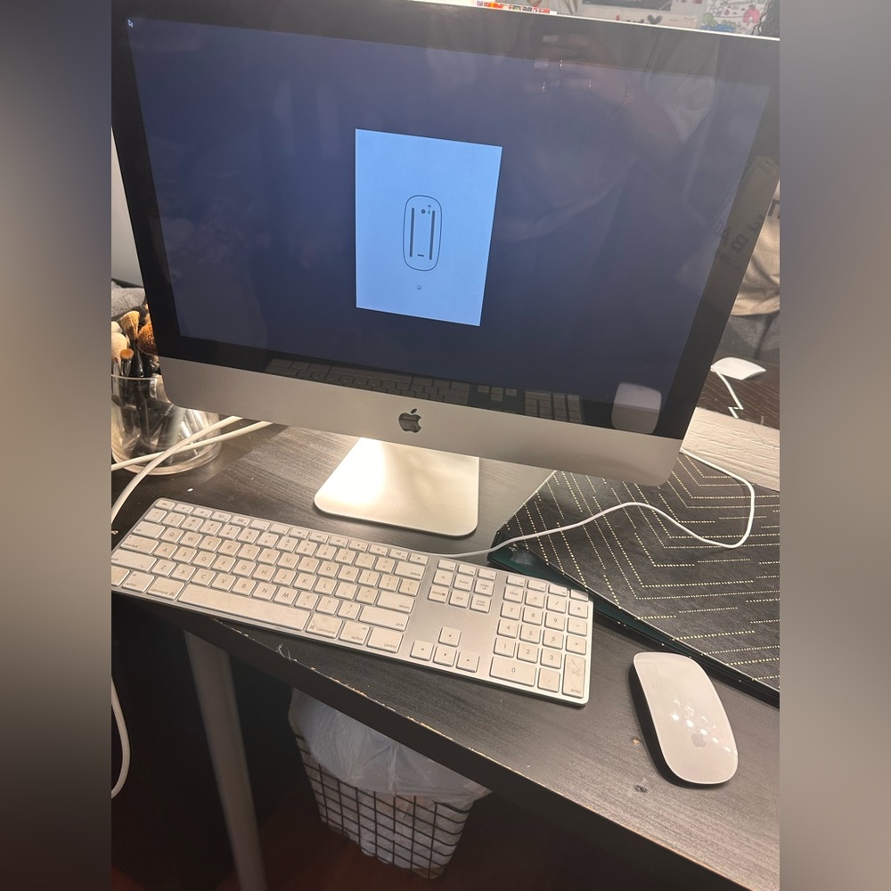 21.5” iMac computer desk all in one